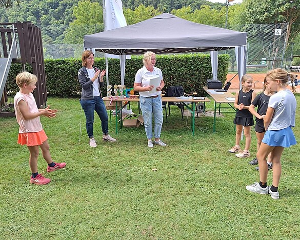 Siegerehrung Mädchen U9 mit TVR-Jugendwarting Sandra Beyl (re.)