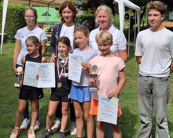 Siegerehrung Mädchen U9 mit TVR-Jugendwarting Sandra Beyl (re.)