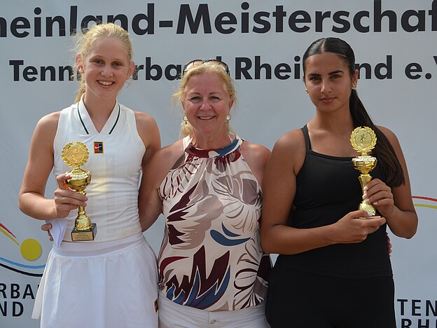 Siegerehrung Mädchen U 18 mit Sandra Beyl 