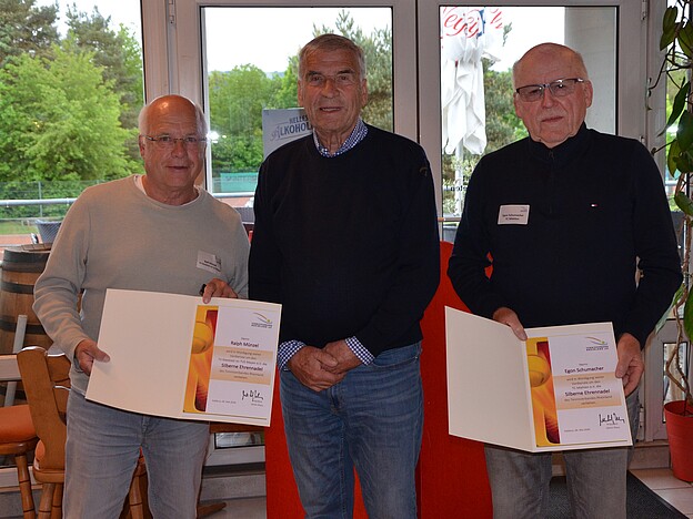 Ralph Münzel (l., TV Kleeblatt im TuS Mayen) und Egon Schumacher (r., TC Miehlen) erhielten durch den TVR-Präsidenten Ulrich Klaus (M.) die Silberne Ehrennadel.