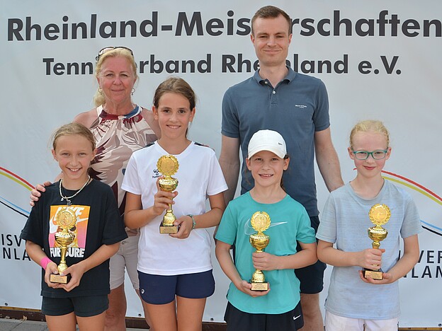 Siegerehrung Mädchen U 10 mit Sandra Beyl und Justus Baumgart