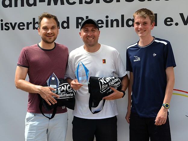 Siegerehrung Herren 30 v.l.: Tobias Dommermuth (2.), Jonas Zabel (1.) und Torben Wernecke.