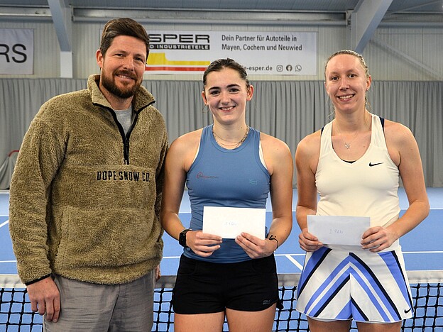 Siegerehrung Damen: v.l. Christian Klapthor (TVR-Sportwart), Mia Keuler, Lena Lauderbach