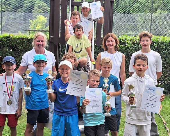 Gruppenbild Jungen U9 & U10 mit TVR-Jugendwarting Sandra Beyl (li.)