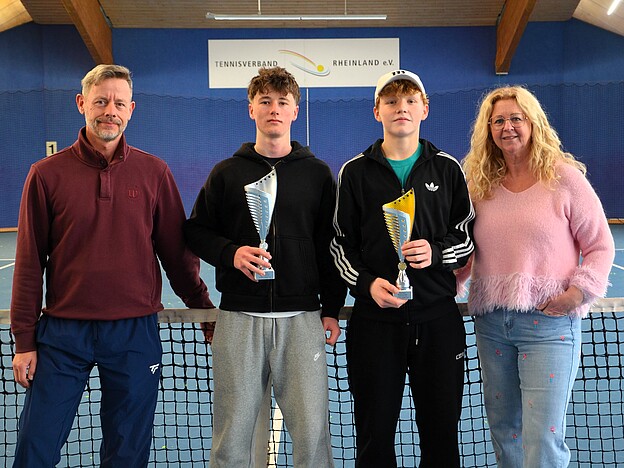 Siegerehrung Jungen U 18 (v.l.n.r.): Thomas Schekorr, Till Fischer, Clemens Müller und Sandra Beyl Siegerehrung Jungen U 18 (v.l.n.r.): Thomas Schekorr, Till Fischer, Clemens Müller und Sandra Beyl