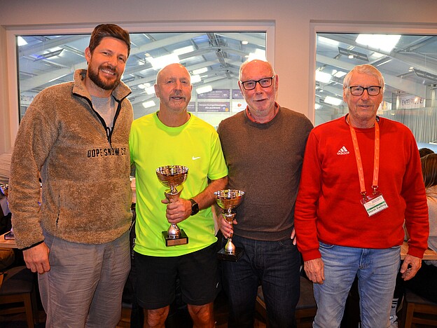 Siegerehrung Herren 70: v.l. Christian Klapthor (TVR-Sportwart), Norbert Bell, Michael Struth, Horst Kelling (Oberschiedsrichter)