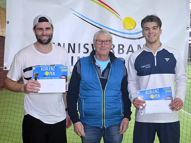 Siegerehrung Herren:v.l.: Yannic Köhne, Horst Kelling (Turnierleiter), Tristan Reiff Siegerehrung Herren:v.l.: Yannic Köhne, Horst Kelling (Turnierleiter), Tristan Reiff