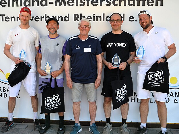 Siegerehrung Herren 40-Doppel v.l.: Daniel Jankowski (2.), Florian Faßbender (2.), Horst Kelling, Ruben Herrera (1.) und Christian Klapthor (1.) 