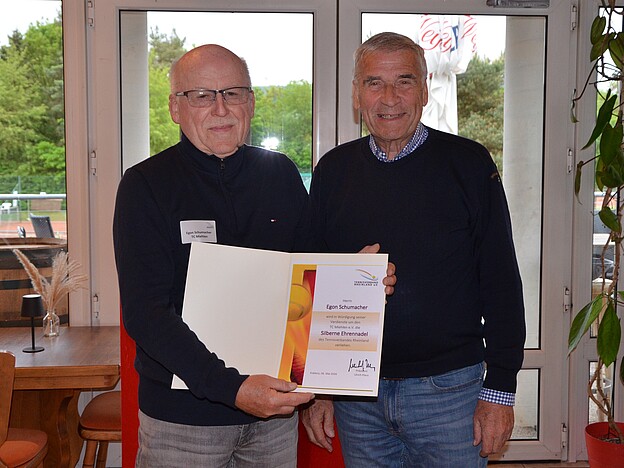 Auszeichnung mit der Silbernen Ehrennadel: Egon Schumacher (l.) und Ulrich Klaus (r.)
