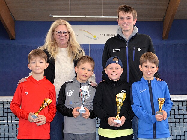 Jungen U 10 mit TVR-Jugendwartin Sandra Beyl (li.) und Turnierleiter Torben Wernecke (re.)