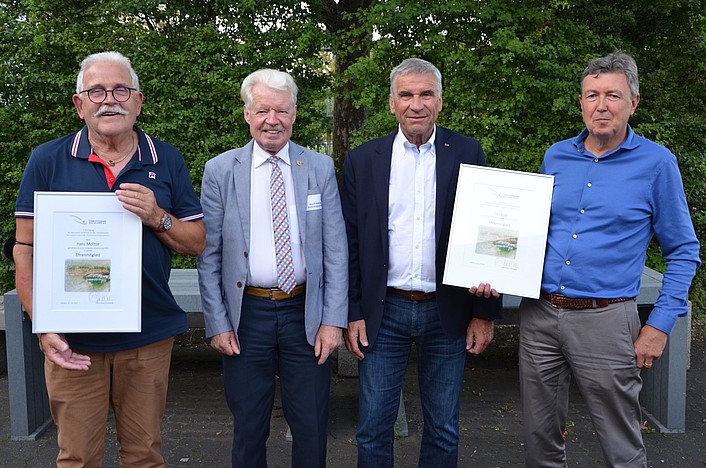 Ehrenmitglieder: Hans Molitor (li.) und Carl Kipp (re.) wurden von der Versammlung zu Ehrenmitgliedern des TVR ernannt. Präsident Ulrich Klaus (2. v. re.) überreichte Urkunden, Wilfried Wesch (2.v.li.), seit einigen Jahren ebenfalls Ehrenmitglied, gradu