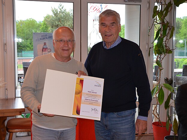 Auszeichnung mit der Silbernen Ehrennadel: Ralph Münzel (l.) und Ulrich Klaus (r.)