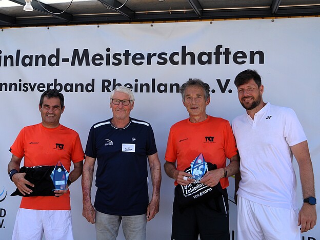 Siegerehrung Herren 55 v.l.: Antonio Moreira (1.), Horst Kelling, Stefan Otten (2.) und Christian Klapthor.