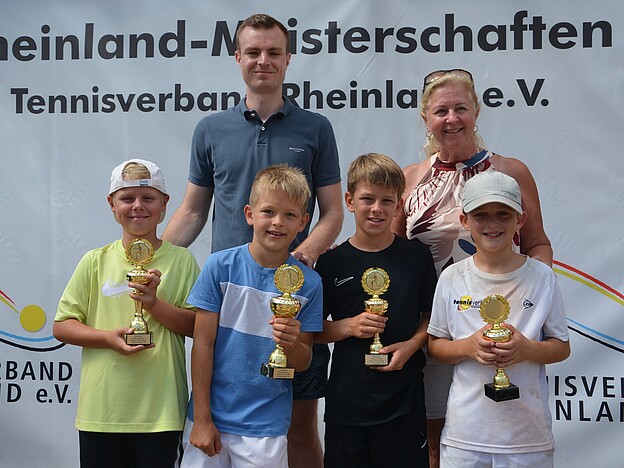 Siegerehrung Jungen U 10 mit Sandra Beyl und Justus Baumgart