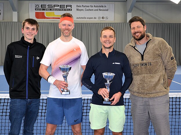 Siegerehrung Herren 40: v.l. Torben Wernecke (Turnierleitung), Daniel Jankowski, Philipp Gödtel, Christian Klapthor (TVR-Sportwart)