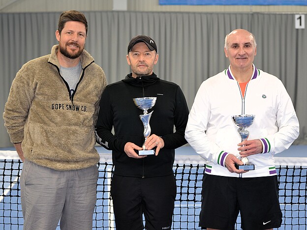 Siegerehrung Herren 50: v.l. Christian Klapthor (TVR-Sportwart), Roman Garzorz, Heiko Ehlscheid
