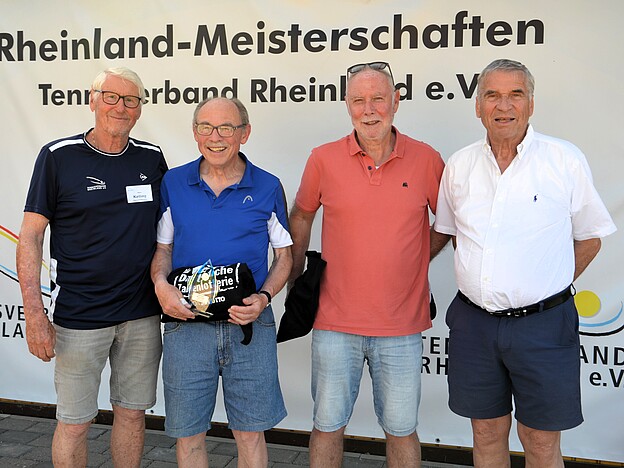 Siegerehrung Herren 70 v.l.: Horst Kelling, Manfred Arenz (2.), Michael Struth (1.) und TVR-Präsident Ulrich Klaus