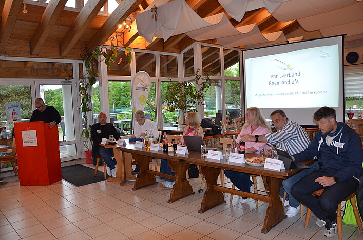 Das Präsidium des TVR von l.: Ulrich Klaus, Alexander Specht, Wolfgang Jung, Dr. Kristina Weber, Sandra Beyl, Andreas Germei und Christian Klapthor.