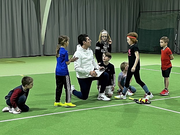 Verbandstrainer Sascha Müller mit den Kindern Sichtung