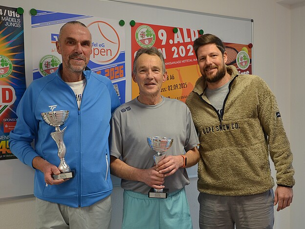 Siegerehrung Herren 60: v.l. Thomas Fusenig, Stefan Otten, Christian Klapthor (TVR-Sportwart)