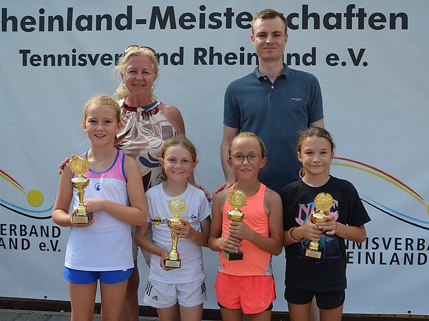 Siegerehrung Mädchen U 9 mit Jugendwartin Sandra Beyl und Oberschiedsrichter Justus Baumgart