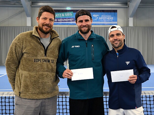 Siegerehrung Herren: v.l. Christian Klapthor (TVR-Sportwart), Yannic Köhne, Dennis Gilberg