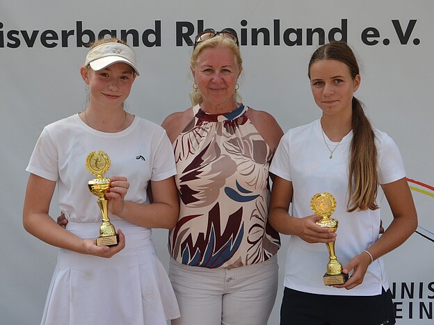 Siegerehrung Mädchhen U 14 mit Sandra Beyl