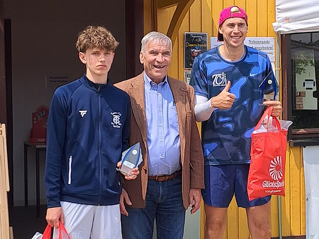 Siegerehrung Herren B v.l.: Tim Leon Engel (2.), TVR-Präsident Ulrich Klaus, Mario Jäger (1.)