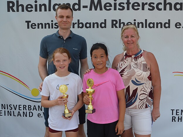 Siegerehrung Mädchen U 12 mit Sandra Beyl und Justus Baumgart